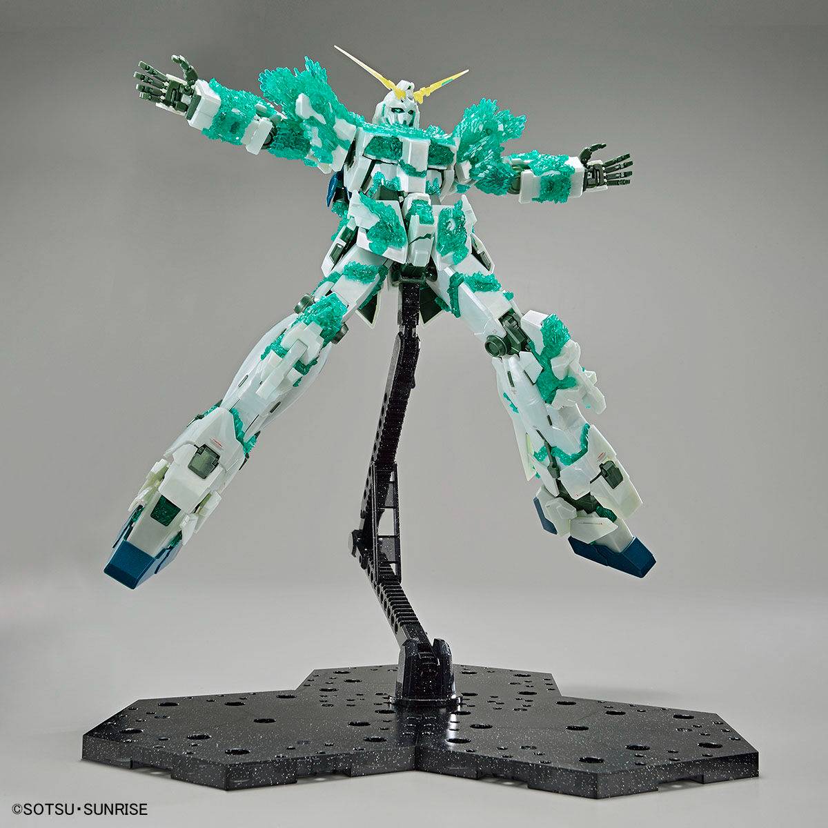 MG 1/100 Gundam Base Limited Unicorn Gundam (LUMINOUS CRYSTAL BODY)