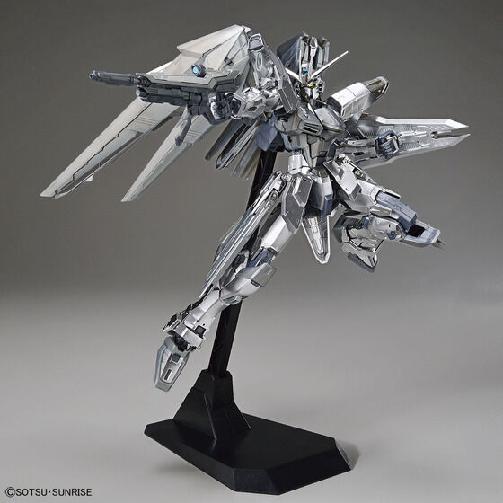 MG 1/100 Freedom Gundam Ver. 2.0 Silver coating